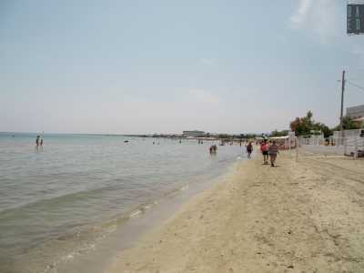 Presenta zone di spiaggia libera e altre dove trovano posto vecchi stabilimenti balneari